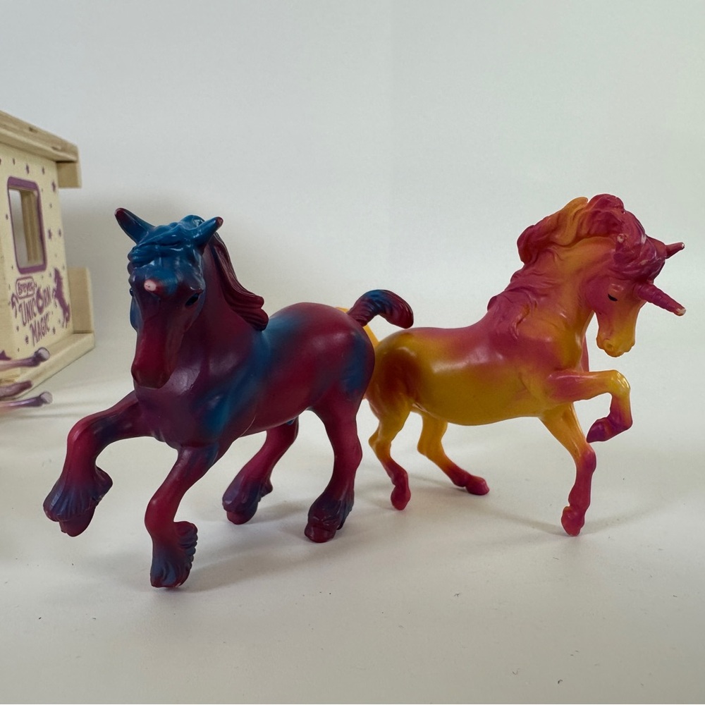 Breyer Magic Wooden Horse Stable with 4 Unicorns Small Portable Stablemates - Picture 8 of 15